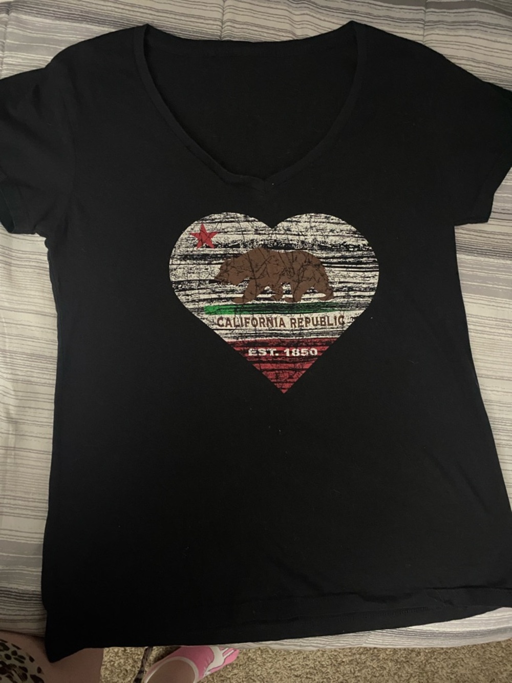 Womens NWT Large Black V-Neck Tee with California Republic Heart Graphic